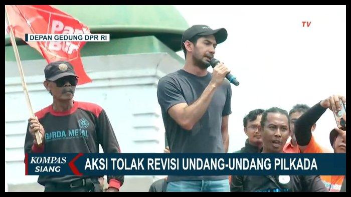 Reza Rahadian ikut bergabung dalam demo kawal putusan Mahkamah Konstitusi (MK) di depan Gedung DPR/MPR RI, Jalan Gatot Subroto, Kamis (22/8/2024).