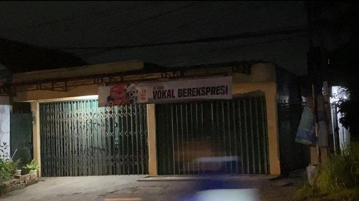 Rumah yang menjadi lokasi penganiyaan oknum anggota polisi terhadap ibunya hingga tewas di wilayah Desa Dayeuh, Kecamatan Cileungsi, Kabupaten Bogor, Senin (2/12/2024). (Muamarrudin Irfani)