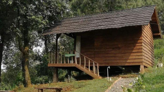 Salah satu penginapan di Bogor yang letaknya di tengah hutan yaitu Panorama Hills.