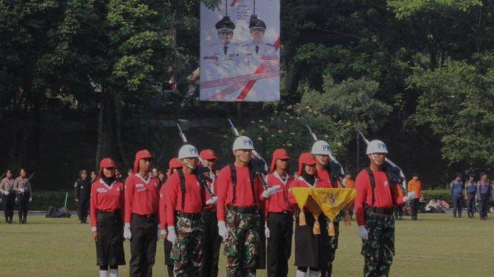 Sekretaris Daerah (Sekda) Kota Bogor, Syarifah Sofiah meninjau Gladi Resik (GR) Upacara Peringatan Hari Ulang Tahun (HUT) RI ke-78 di Lapangan Sempur, Kota Bogor, Selasa (15/8/2023). Peninjauan Gladi Resik ini untuk memastikan acara upacara pada hari H berjalan lancar sekaligus memberikan semangat kepada pasukan pengibar bendera pusaka (Paskibraka) HUT RI ke-78 tingkat Kota Bogor.