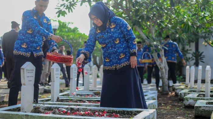 Sekretaris Daerah (Sekda) Kota Bogor, Syarifah Sofiah bersama Forkopimda dan berziarah ke makam Taman Makam Pahlawan (TMP) Dreded di Jalan Dreded, Kota Bogor, Jumat (17/11/2023) pagi.
