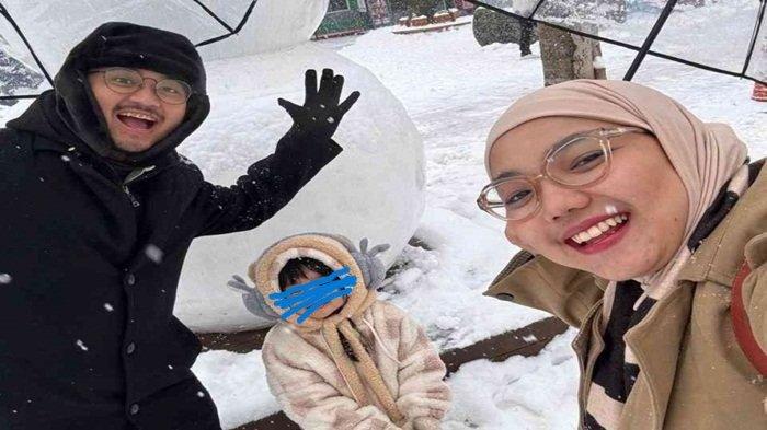 SELEBTOK CILIK ARRA - Dalam foto: Seleb TikTok cilik, Arra (tengah), bersama kedua orangtuanya.