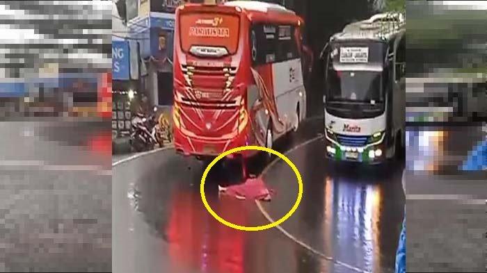Seorang Warga Terkapar di Jalan Raya Puncak Bogor, Kamis (11/1/2024).