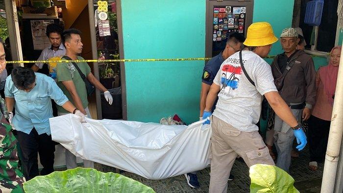 Seorang wanita berinisial NA (26) di Jalan Johar 3 RW IV, Kelurahan Kedung Waringin, Kecamatan Tanah Sareal, Kota Bogor, ditemukan tewas bersimbah darah di dalam rumahnya pada Kamis (28/3/2024).