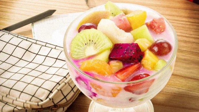 Rekomendasi 5 kuliner Bogor yang bisa dinikmati untuk buka puasa. Salah satunya adalah Sop Buah Pak Ewok yang menyegarkan.