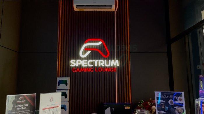 WISATA BOGOR - Spectrum Gaming Lounge merupakan tempat game yang hadir sejak Agustus 2024 dan kini menjadi destinasi favorit gamer di Bogor. Spectrum Gaming Lounge memiliki desain interior dengan pencahayaan hangat menciptakan atmosfer nyaman sejak pertama kali pengunjung masuk.