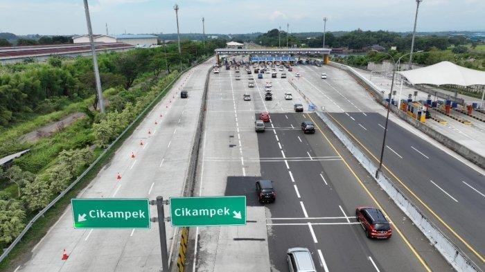 ILUSTRASI JALAN TOL - Suasana arus kendaraan di Gerbang Tol Cikampek Utama Jalan Tol Jakarta-Cikampek, Jawa Barat, Senin (2/5/2022).