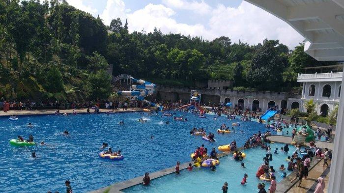 Suasana kolam renang Cisarua Green World Adventure, tempat wisata Bogor dengan keindahan alamnya.