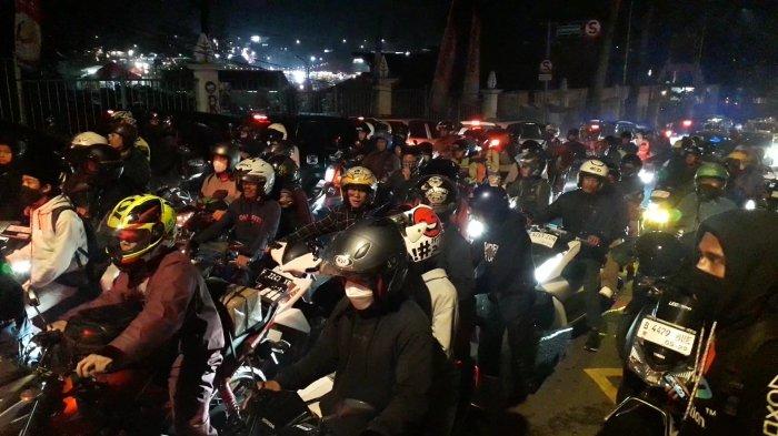 Suasana lalu lintas di Jalan Raya Puncak kawasan Gunung Mas, Cisarua, Kabupaten Bogor, Senin (16/9/2024) dini hari.