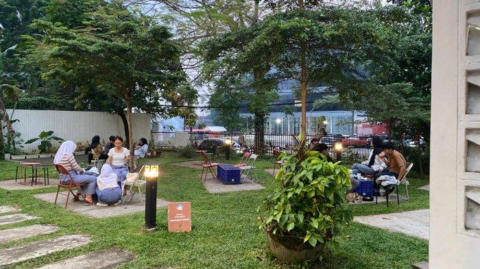 KULINER BOGOR - Ketan Susu Malabar banyak disukai oleh Gen Z, tempatnya yang nyaman dan kekinian menjadi daya tarik utamanya, selain itu Ketan Susu Malabar memiliki harga yang affordable di kantong pelajar.