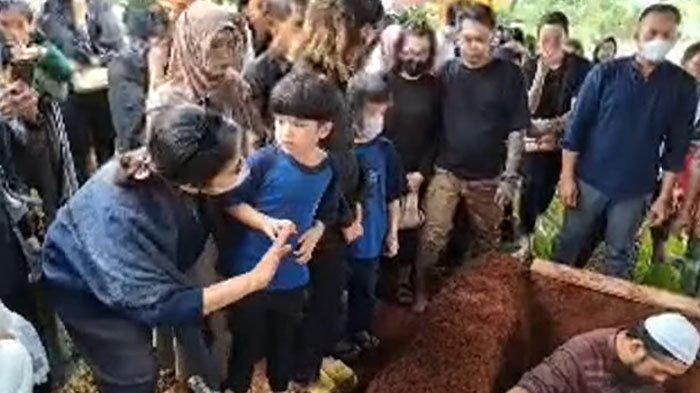 Suasana pemakaman Stevie Agnecya diliputi haru karena disaksikan oleh ketiga anaknya.