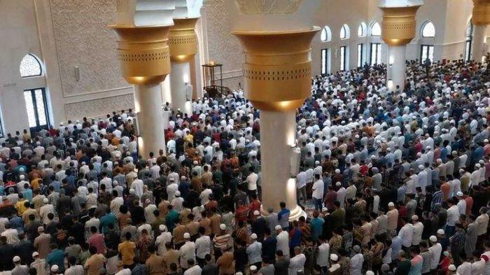 ILUSTRASI - Dalam foto: Suasana shalat berjamaah di Masjid Raya Sheikh Zayed Solo.