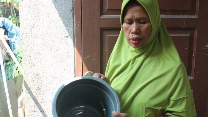 Warga Kampung Nagrog RT. 2/5 Desa Pengasinan, Kecamatan Gunung Sindur, Kabupaten Bogor, Sumiyati, Kamis (8/9/2023).
