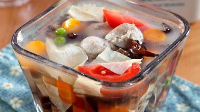 MENU BUKA PUASA - Dalam foto: Sup Sayuran Kembang Tahu, sajian berkuah nan gurih dan hangat yang cocok dihidangkan saat berbuka puasa. (SajianSedap.grid.id)