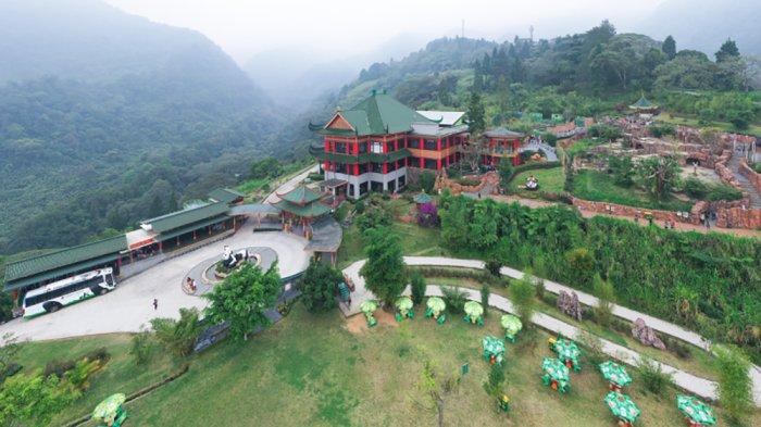 Di Taman Safari, kamu bisa menikmati sejuknya udara pegunungan karena lokasi tempat wisata Bogor ini tepat di kaki Gunung Gede Pangrango.