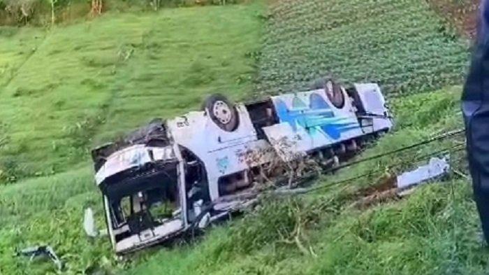 Tangkapan Layar Kecelakaan Bus di Jalan Raya Puncak Cianjur, Kamis (8/2/2024).