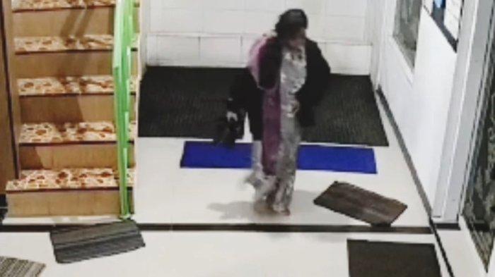 Tangkapan layar rekaman kamera CCTV saat seorang wanita melahirkan dan meninggalkan bayinya di daerah Cimanggis, Kota Depok, Kamis (18/1/2024).