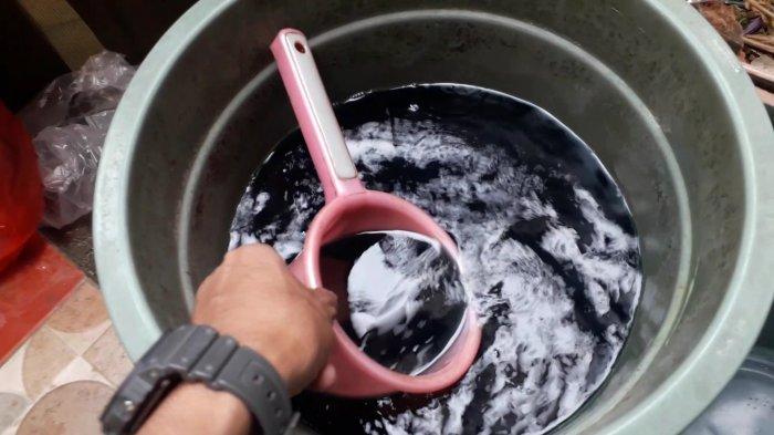 Temuan air sumur yang berubah menjadi cairan mirip bensin menggegerkan warga Kampung Nagrog, Desa Pengasinan, Kecamatan Gunungsindur, Kabupaten Bogor.
