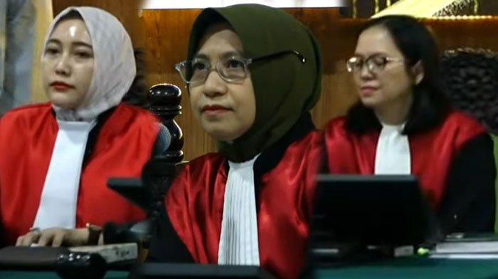 Tiga srikandi yang memimpin sidang Peninjauan Kembali (PK) Saka Tatal jadi sorotan publik.
