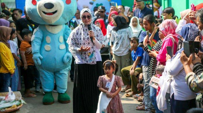 Kehadiran Maskot Kota Bogor, Rubo (Rusa Bogor) dalam rangkaian Local Pride Festival (LOPE) di Pasar Dongko, Gang Kodir, Kelurahan Tanah Baru, Kecamatan Bogor Utara, Minggu (6/8/2023) disambut antusias oleh masyarakat.