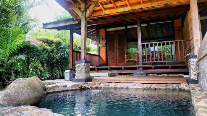 Di tempat wisata pemandian air panas Tirta Arsanta ini, kamu dapat merasakan berendam di onsen ala Jepang.