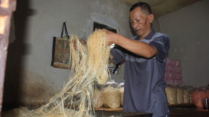 Usaha jajanan jadul Rambut Nenek bikinan Supri (58) di Jalan KH Sholeh Iskandar, Kecamatan Tanah Sareal, Kota Bogor, Sabtu (27/1/2024).