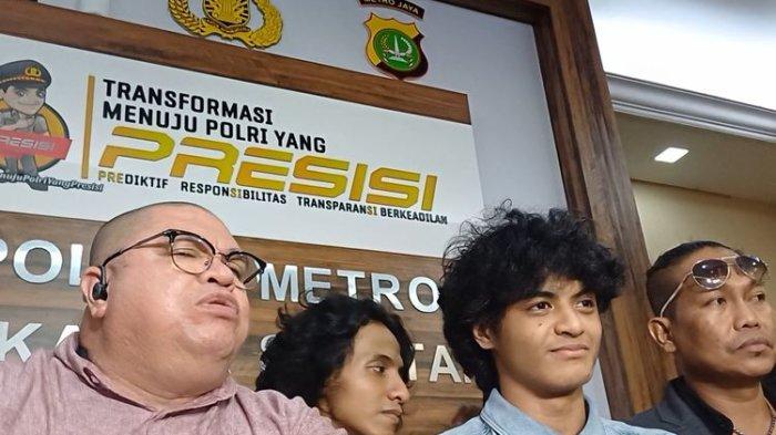 Seleb TikTok Vadel Badjideh mengucapkan terima kasih kepada awak media yang sudah menunggunya diperiksa atas laporan Nikita Mirzani terkait dugaan persetubuhan di bawah umur dan aborsi.