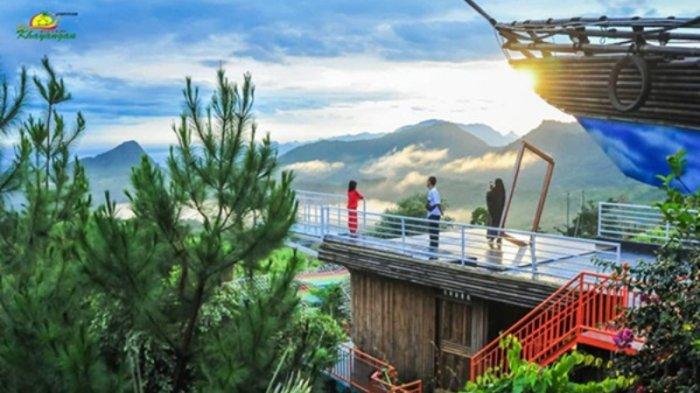 Rekomendasi tempat wisata di Bogor yang asyik buat foto-foto, adalah Villa Khayangan yang punya beragam spot foto lengkap dengan latar pegunungan dan lembah hijau.