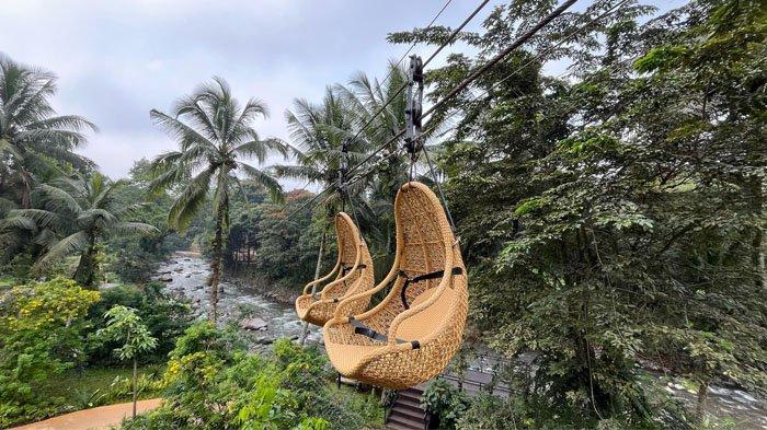 Wahana river zipline yang ada di Enchanting Valley, Jalan Raya Puncak KM. 77, Desa Leuwimalang, Kecamatan Cisarua, Kabupaten Bogor, Kamis (28/5/2025)