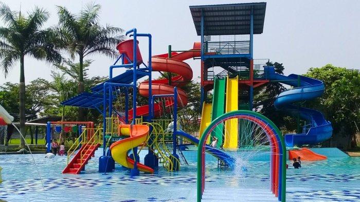 Rekomendasi tempat wisata Bogor ini merupakan kolam renang yang dilengkapi dengan sejumlah wahana permainan untuk anak-anak, seperti seluncuran, pancuran, dan ember tumpah.