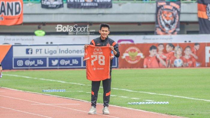 Persija Jakarta memperkenalkan pemain barunya, Witan Sulaeman di Stadion Patriot Candrabhaga, Bekasi, Jawa Barat, Jumat (3/2/2023). (MUHAMMAD ALIF AZIZ MARDIANSYAH/BOLASPORT.COM)