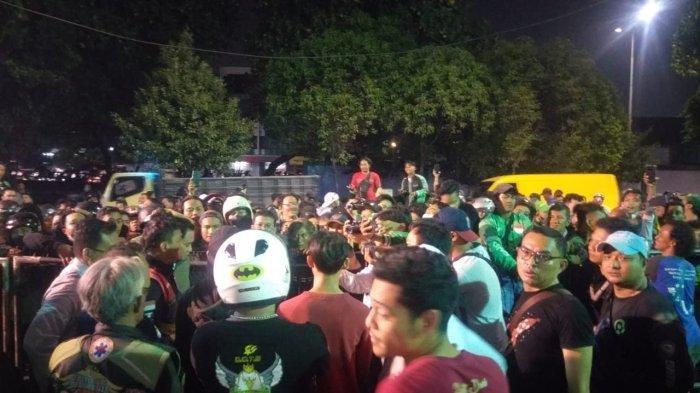 Keributan antara Youtuber dengan Ojol di depan warung makan Ayam Bakar Wong Solo, Bukit Duri, Tebet, Jakarta Selatan, Selasa (15/8/2023) malam.