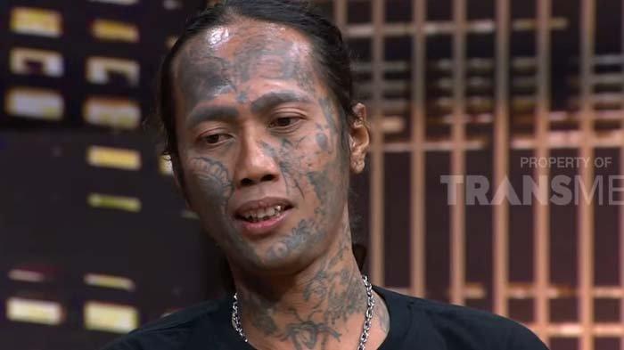 AGUS PENDETA BERTATO: Tangkapan layar momen Agus Sutino pendeta bertato diwawancarai di acara Hitam Putih, Senin (10/2/2025). Inilah profil dan sosok Agus Sutino, pendeta bertato yang belakangan viral lantaran menyekolahkan 200 anak jalanan dan membantu PSK serta waria.