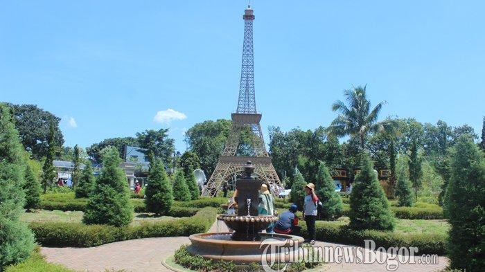 Menara Eiffel di tempat wisata Minimania Puncak Bogor, dirancang dengan detail mirip seperti aslinya.