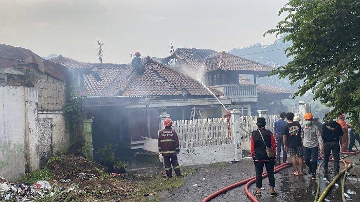 Percikan api yang berasal dari sejumlah lapak hingga bengkel motor di Jalan Raya Tajur, Kecamatan Bogor Timur, Kota Bogor, yang terbakar, Selasa (22/10/2024) saat ini merembet ke rumah warga.