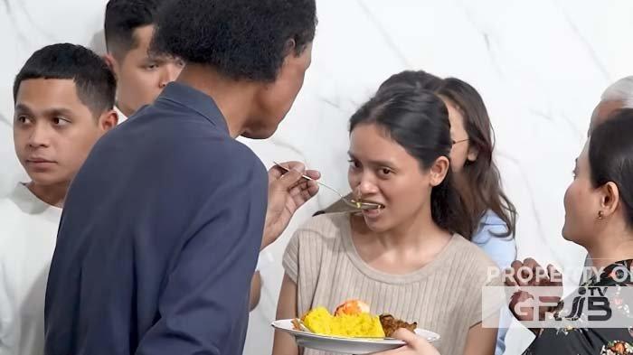 ANAK KANDUNG HERCULES: Tangkapan layar momen Hercules menyuapi anak sulungnya di acara ulang tahun pada Minggu (1/6/2025). Inilah sosok empat anak Hercules pimpinan GRIB Jaya yang jarang disorot. Jejak pendidikan anak Hercules ternyata mentereng lulusan luar negeri, disadur pada Senin (2/6/2025).