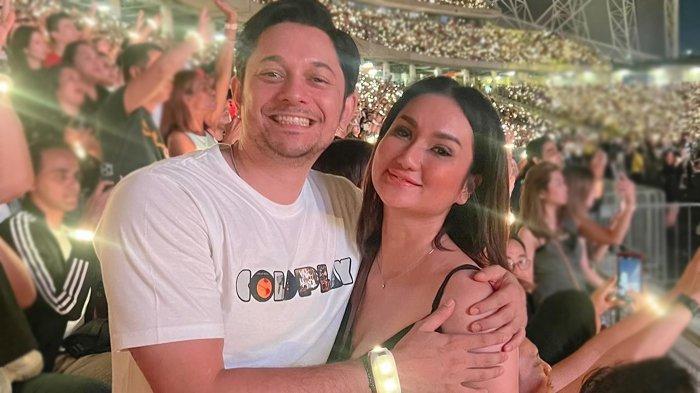 Profil terduga selingkuhan aktor Andrew Andika. Disebut ani-ani berkedok mahasiswi. Istri sah Andrew, Tengku Dewi Putri blak-blakan soal sosok pelakor.