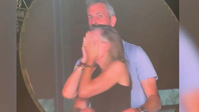 SOSOK ANDY BYRON: Viral insiden konser Coldplay di Stadion Gillette, Boston, ketika kamera “Kiss Cam” menangkap Andy Byron tengah bermesraan dengan Kristin Cabot, Chief People Officer di perusahaannya sendiri.