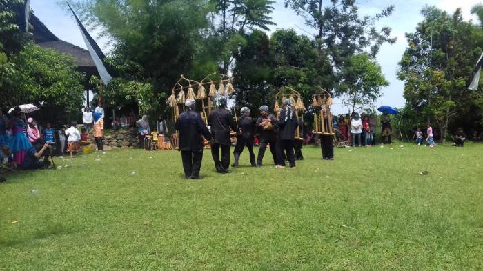 Kampung Budaya Sindang Barang masih kental dengan tradisi dan adat istiadat warisan para leluhur. Di tempat wisata Bogor ini pengunjung bisa ikut serta melakukan serangkaian aktivitas kesundaan yang menarik.