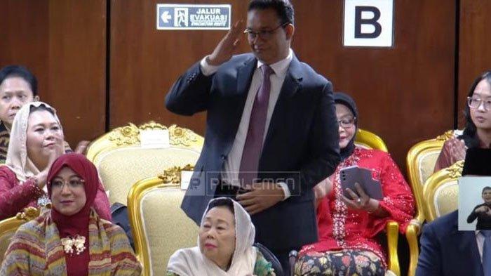 Momen Anies Baswedan memberikan salam hormat kepada Prabowo Subianto saat disapa di pelantikan presiden dan wakil presiden terpilih hari ini, Minggu (20/10/2024).