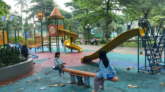 TEMPAT WISATA BOGOR - Di tempat wisata Taman Cibinong Situ Plaza Bogor terdapat playgorund untuk arena bermain anak-anak, Tak heran jika banyak masyarakat yang datang ke sini membawa anak mereka untuk bermain sambil menikmati waktu di sore hari.