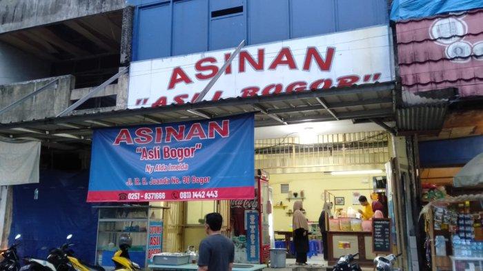 Asinan Asli Bogor salah satu kuliner Bogor yang diburu wisatawan ini memiliki lokasi yang strategis jadi memudahkan kamu untuk mencarinya.