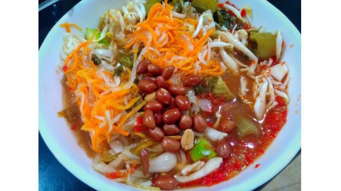 Rekomendasi kuliner Bogor yang enak menyegarkan dan wajib dicoba adalah Asinan Ahauw.