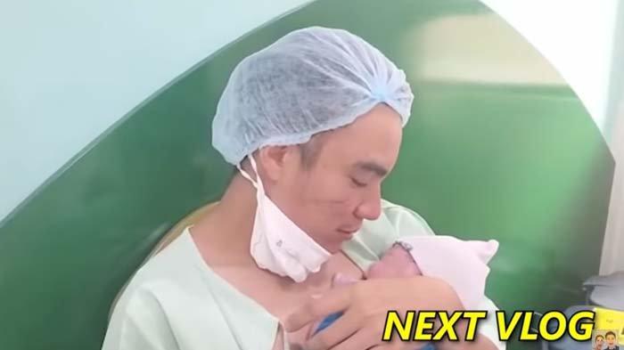 Baim Wong saat mengazani anak keduanya yang bernama Kenzo
