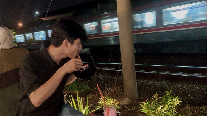 Momen ketika menyantap hidangan disertai gemuruh kereta yang melintas di tempat kuliner Bogor Bakmie Asmara.