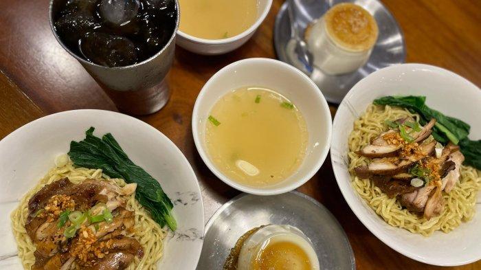 KULINER BOGOR - Bakmi Ayam Panggang best seller di Bakmi Hao Peng 111 tersaji hangat bersama kuah, minuman, dan dessert pudding. Tekstur mie yang kenyal berpadu dengan ayam panggang yang gurih, menciptakan cita rasa khas yang sulit ditemukan di tempat lain.