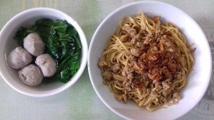Satu porsi Mie Ayam Bakso Apollo, kuah gurih dengan bakso yang lembut wisata kuliner Bogor yang patut dicoba.