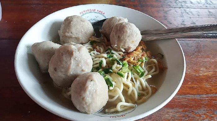 Bakso Naga, kuliner Bogor yang selalu ramai pembeli karena rasanya yang gurih dan baksonya dari daging sapi asli.