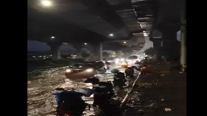 Banjir lintasan ini salah satunya di Jalan Sholeh Iskandar, Kecamatan Tanah Sareal, Kota Bogor, Minggu (24/3/2024).