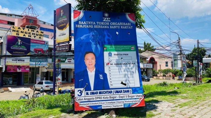 Kondisi banner caleg Kota Bogor yang dipaku di batang pohon, Rabu (29/11/2023).